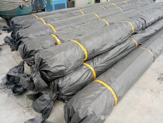 土工格栅是一种在工程中常用的增强材料,它结合了钢材的高强度和塑料